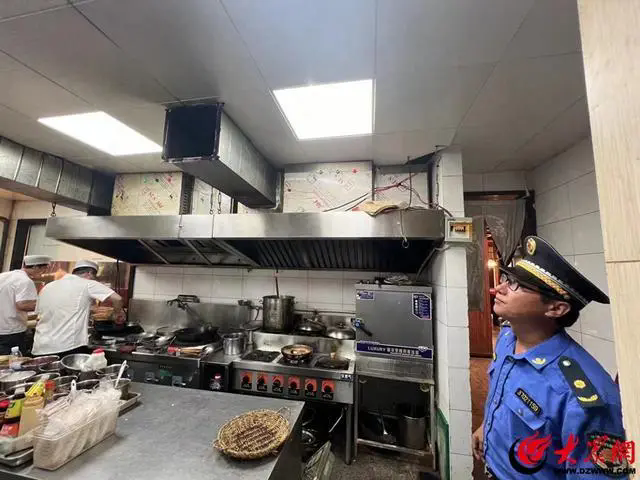 水清溝街道綜合行政執法中隊開展餐飲類油煙問題專項整治行動